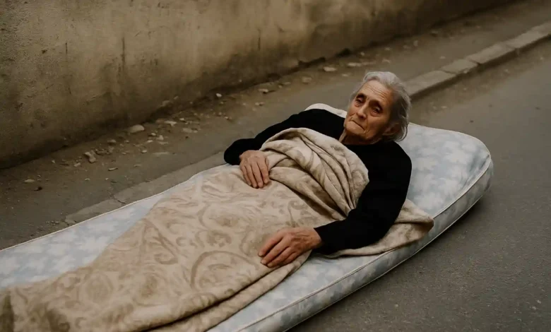 رَمَوا أمّهم في الشارع… فهل بقي فينا خير؟