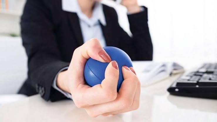 علامات التوتر في لغة الجسد